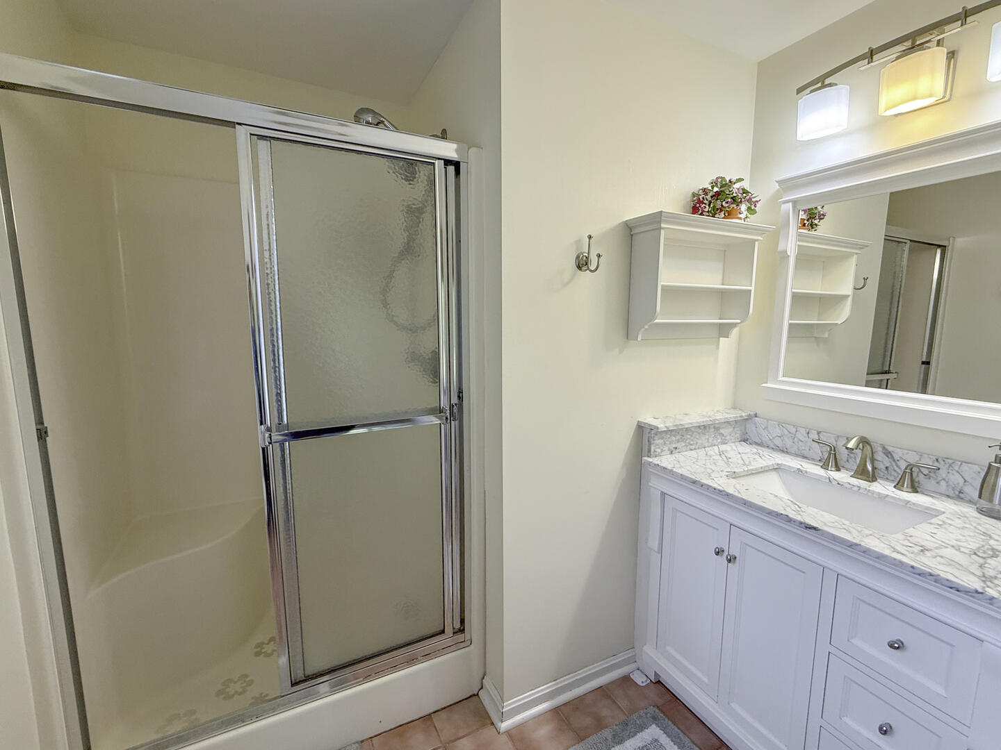 BR1 Queen En Suite with Shower Stall, First Floor