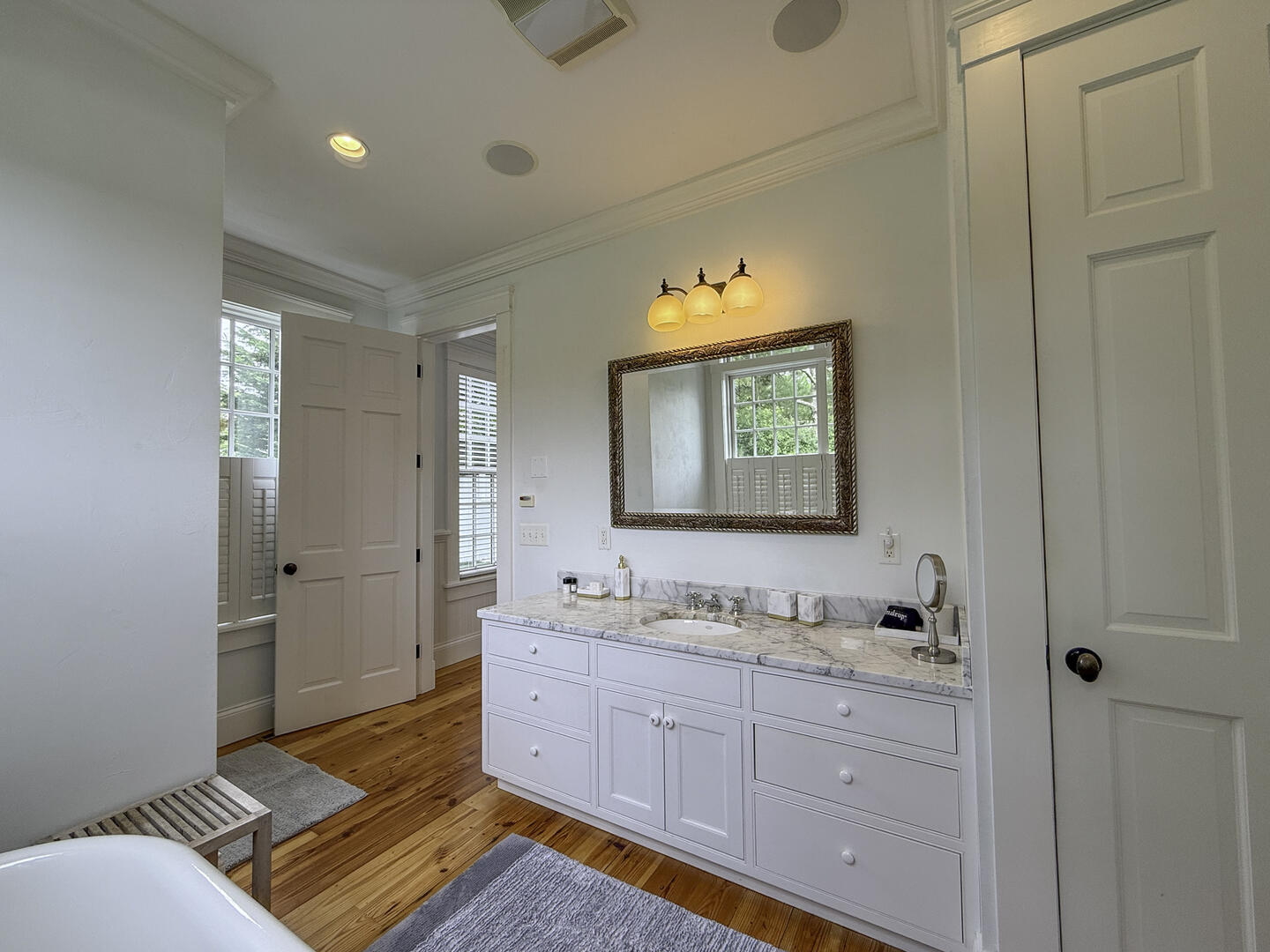 BR1 King En Suite with Shower Stall and Tub, First Floor