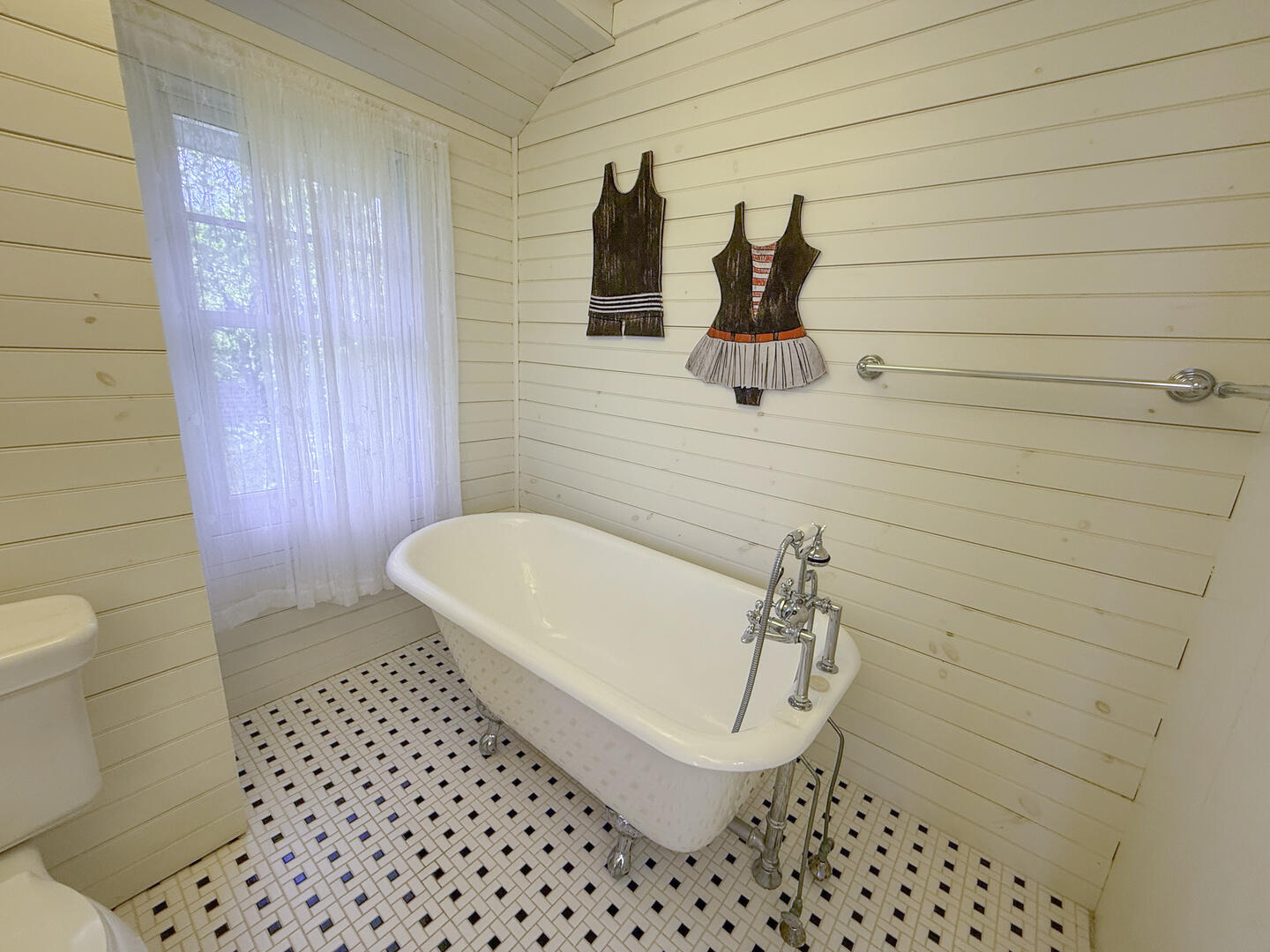 BR1 King En Suite with Shower Stall and Tub, Second Floor