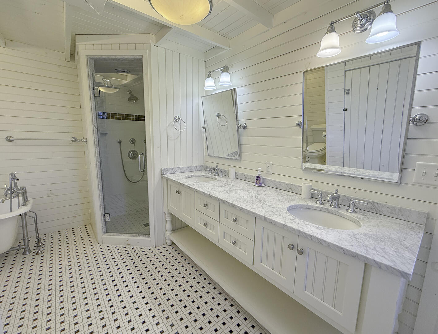 BR1 King En Suite with Shower Stall and Tub, Second Floor