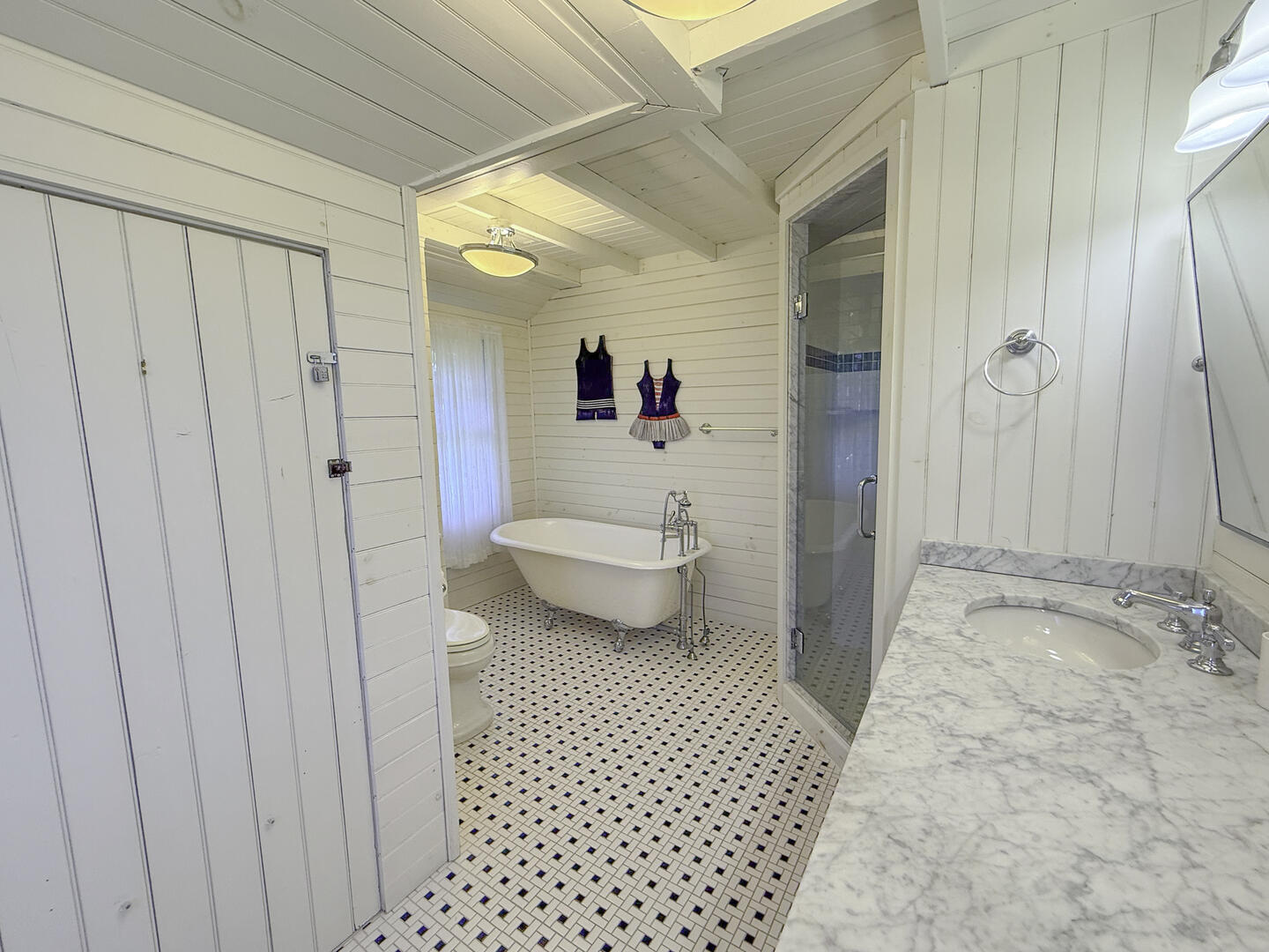 BR1 King En Suite with Shower Stall and Tub, Second Floor