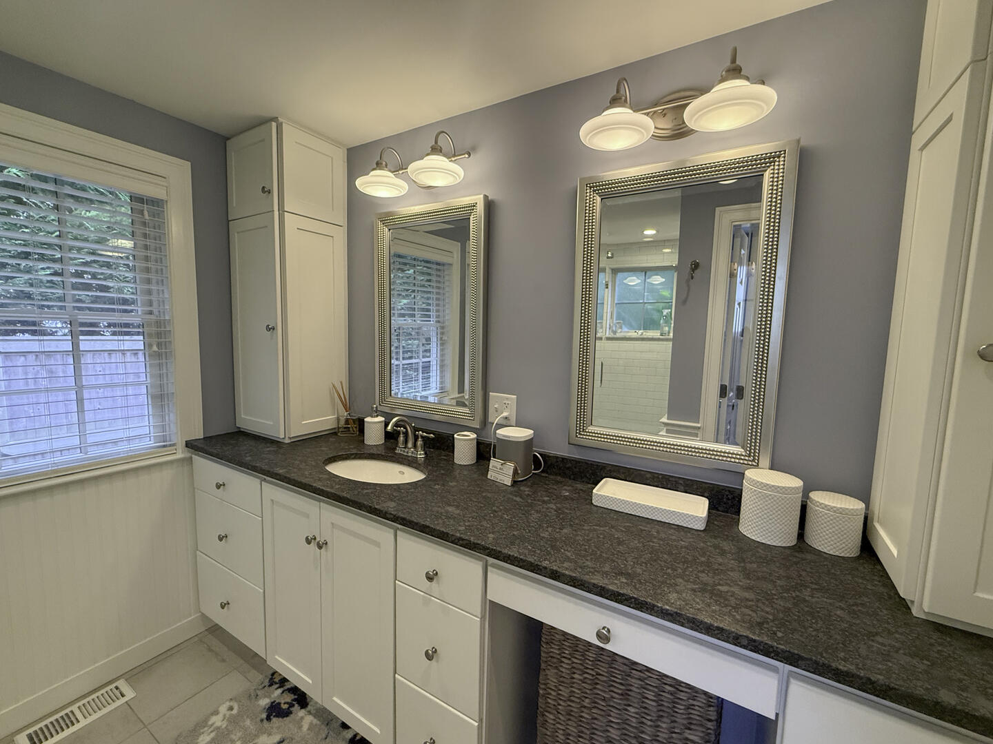 BR1 King En Suite with Shower Stall, First Floor