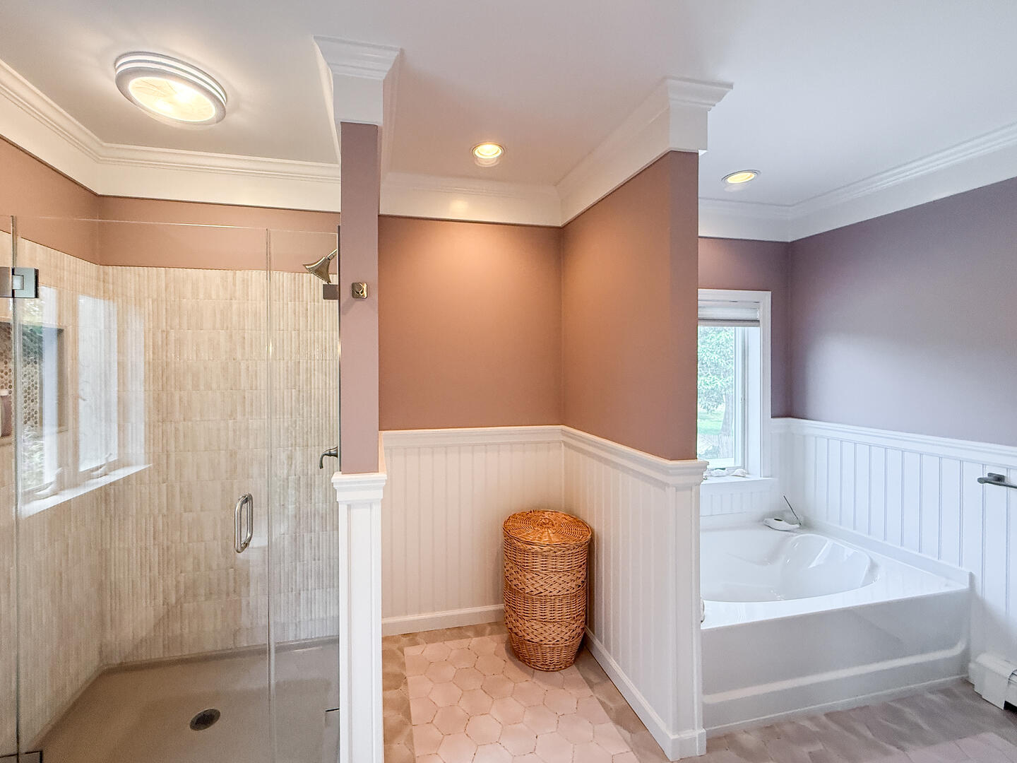 BR1 King En Suite with a Shower Stall 