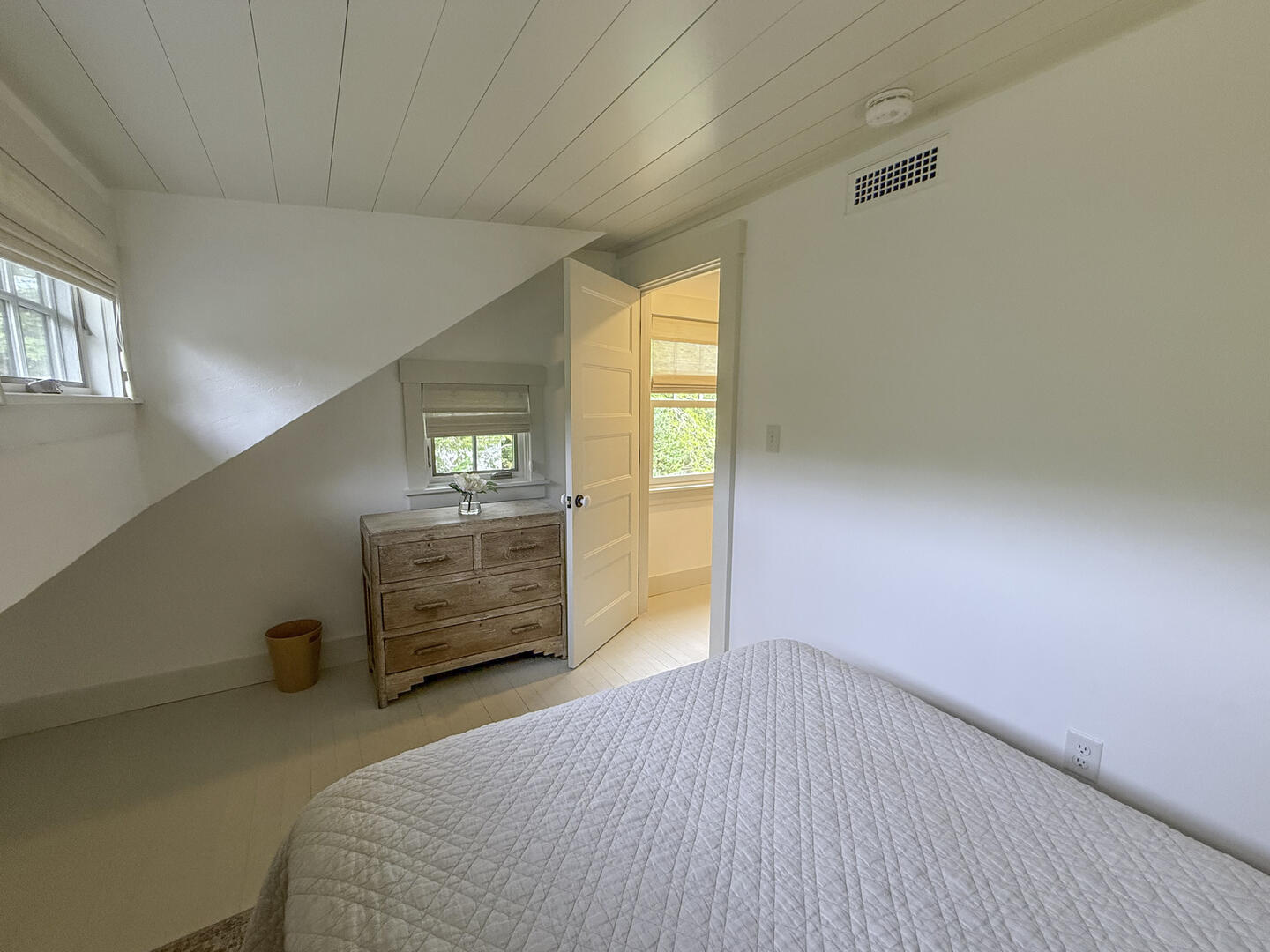 BR3 Queen, Second Floor