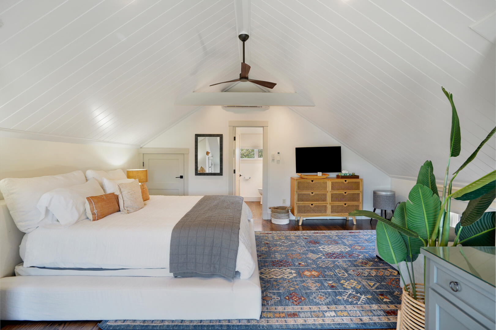 Detached Bedroom over Garage: BR5 King En Suite Second Floor