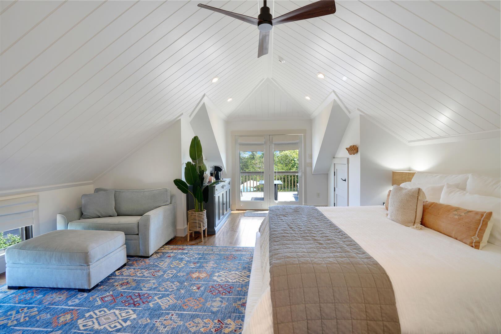 Detached Bedroom over Garage: BR5 King En Suite Second Floor