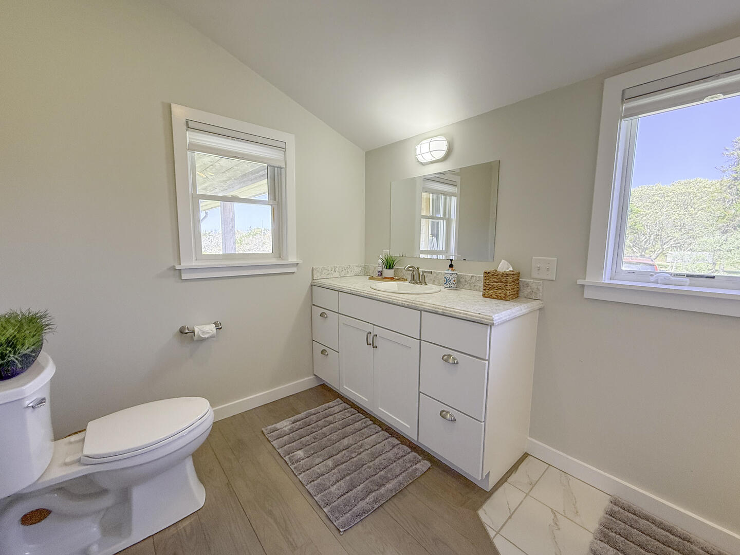 BR1 Queen En Suite with Shower Stall, First Floor