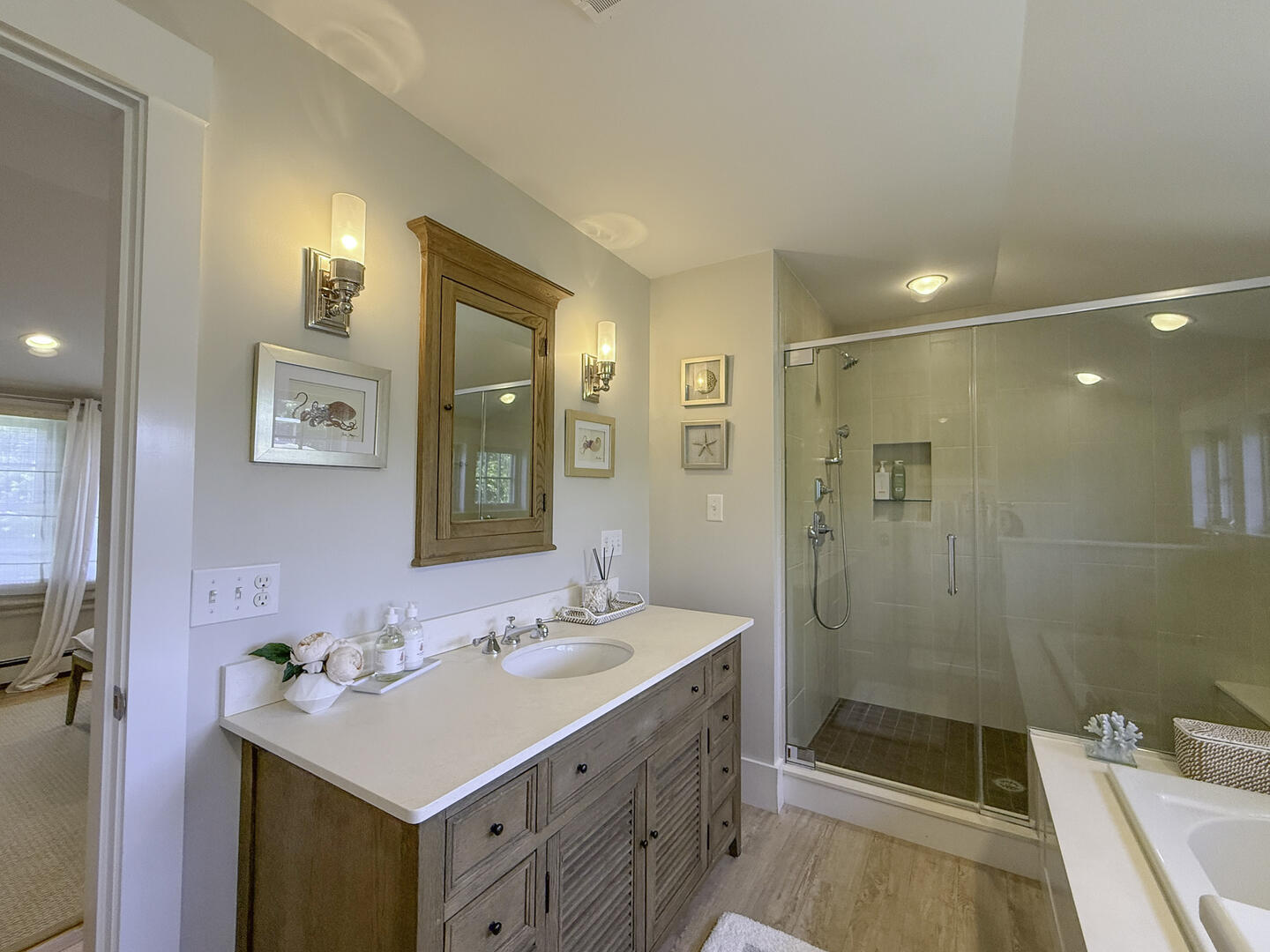 BR1 King En Suite with Shower Stall and Tub, Second Floor