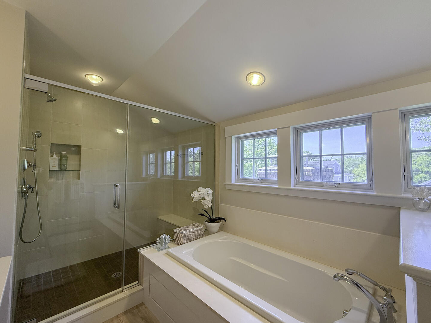 BR1 King En Suite with Shower Stall and Tub, Second Floor