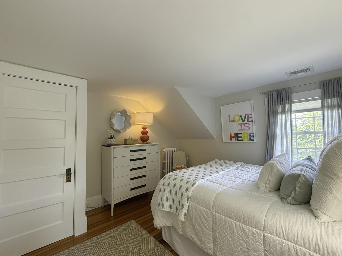 BR2 Queen, Second Floor