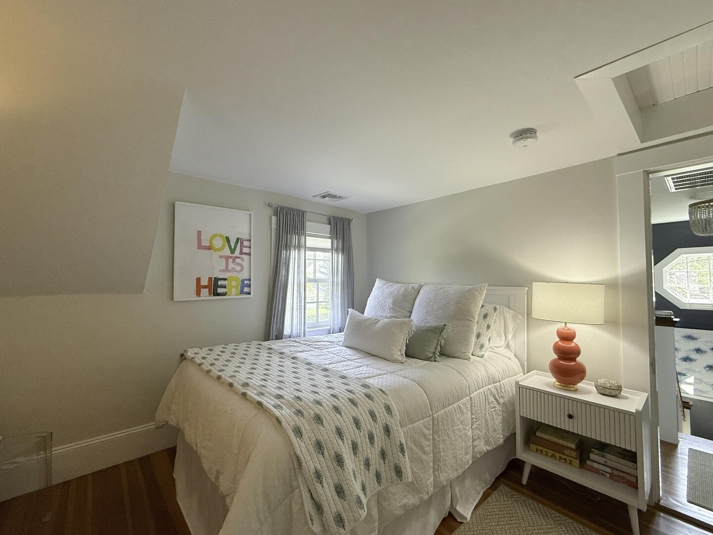 BR2 Queen, Second Floor