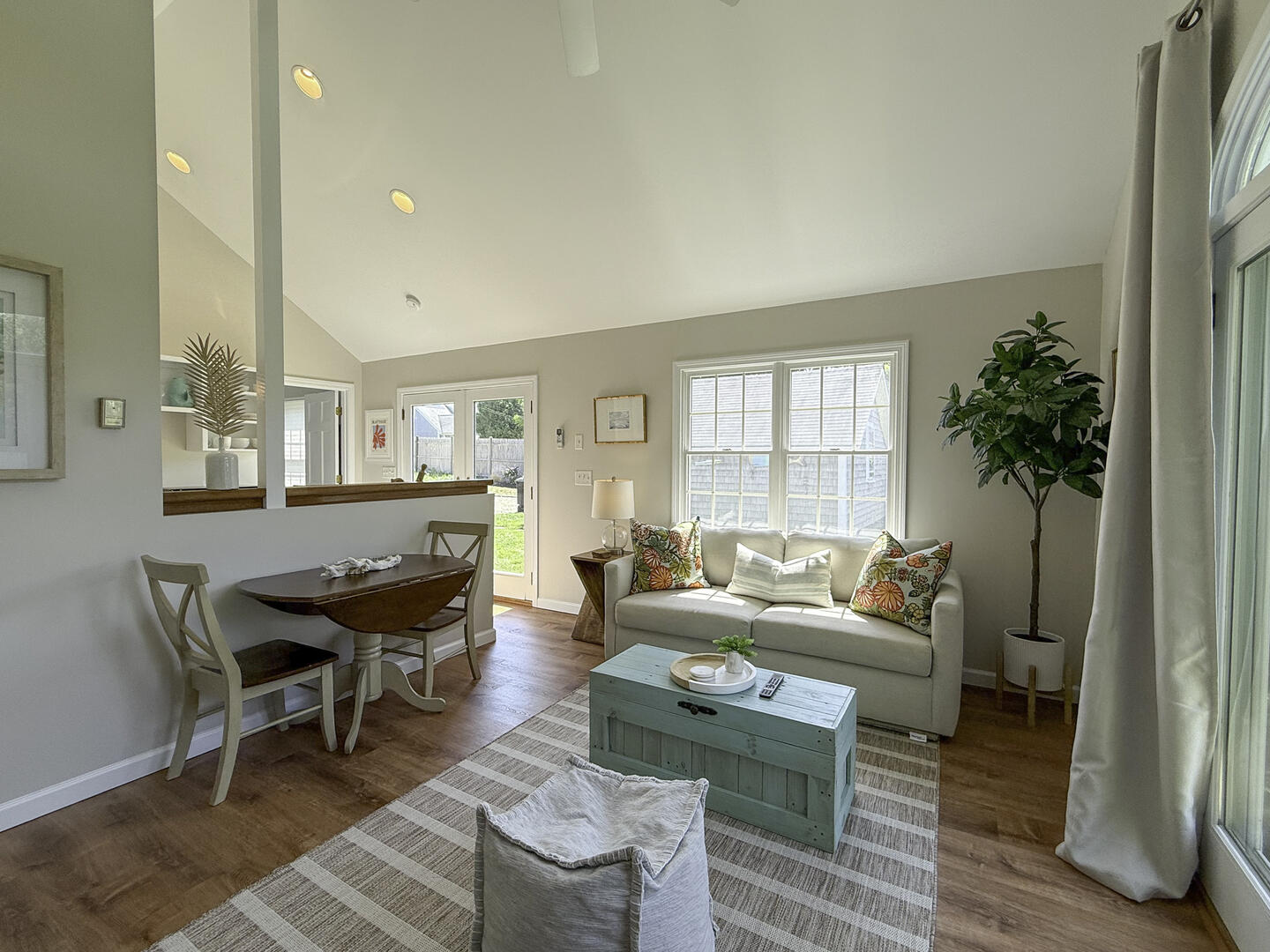 Living Area, Pool House