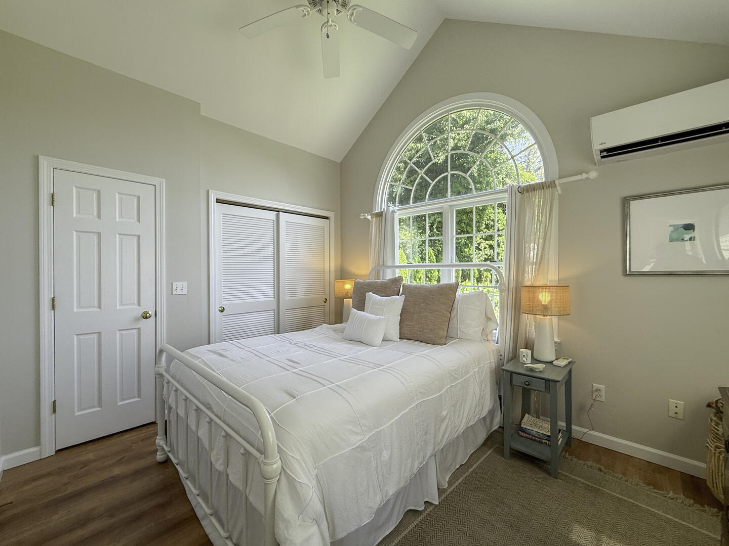 BR4 Queen, First Floor