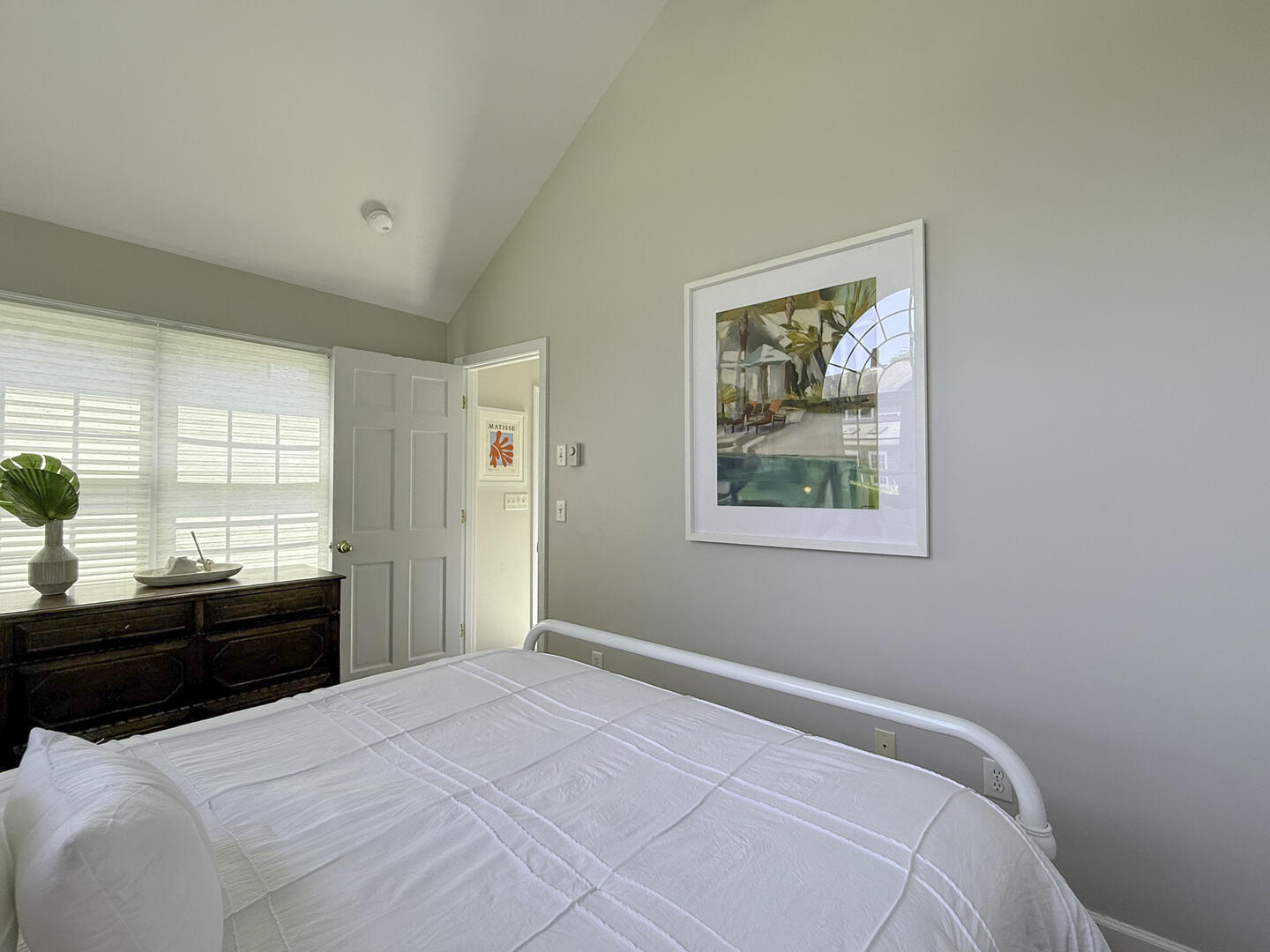 BR4 Queen, First Floor