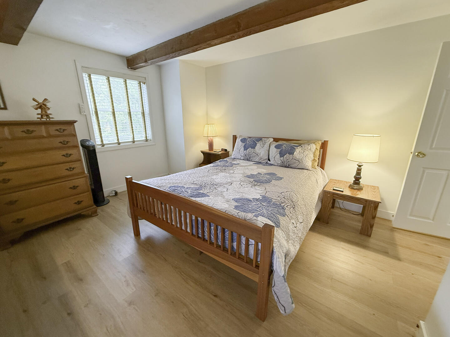 BR2 Queen, Second Floor