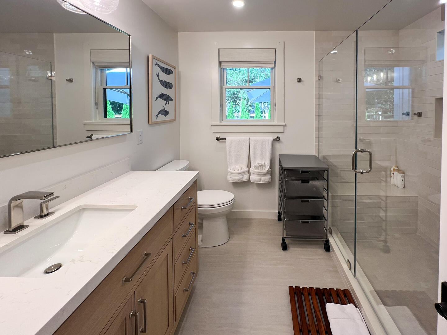 BR1 King En Suite with a Shower Tub Combo, Main Level