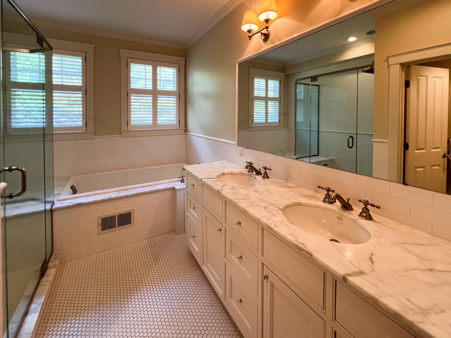 BR1 King En Suite with a Shower Stall and Tub, Main Level