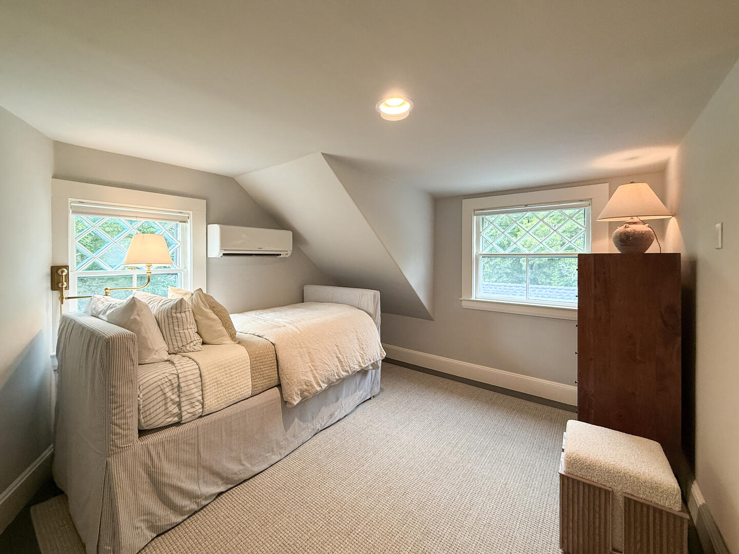 BR5 Twin Bed with an Adjoining Bath, Third Floor