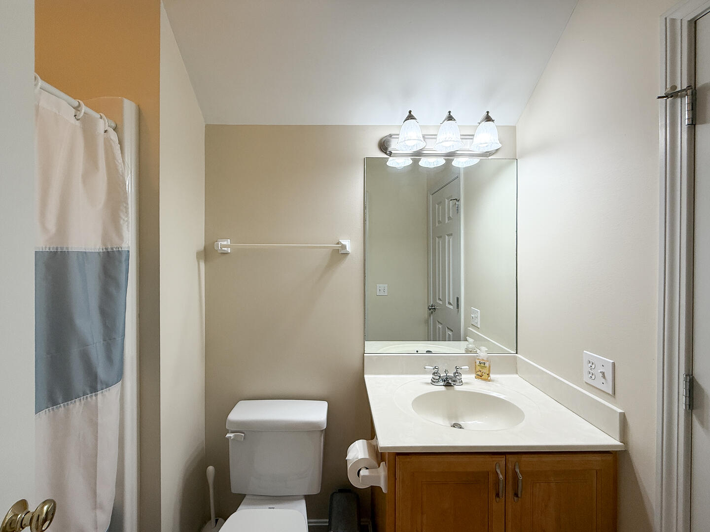 BR4 Adjoining/Hall Bath, Second Floor