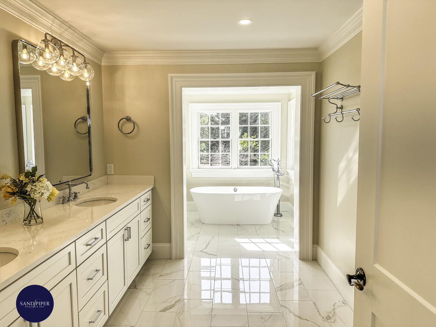 BD1 Ensuite Bath with Soaking Tub and Shower