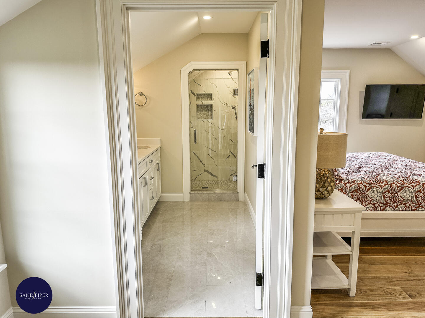 BD4 Pair of King Beds, Ensuite Bath with Shower, Second Floor