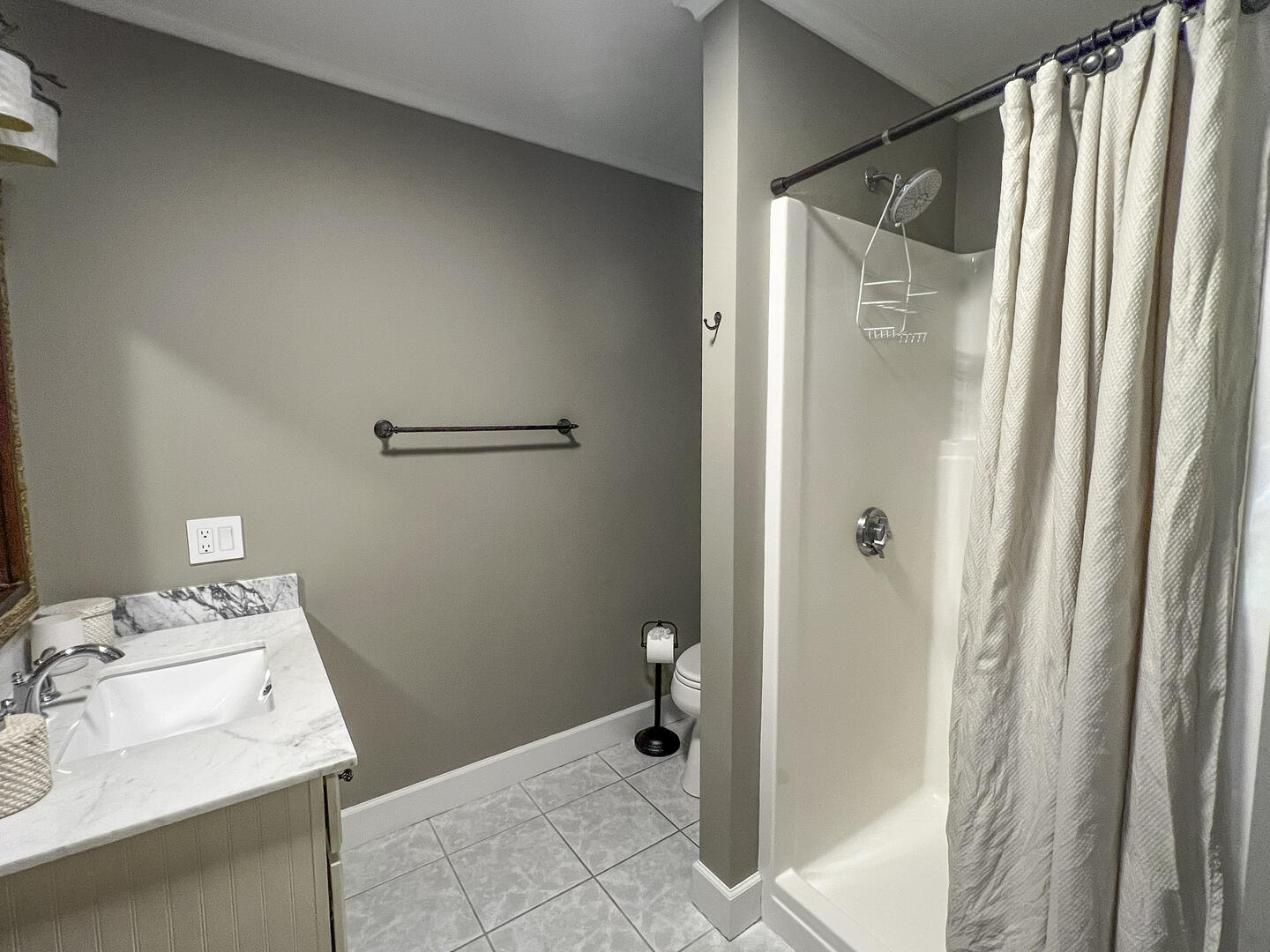 BR1 King En Suite with Shower Stall 