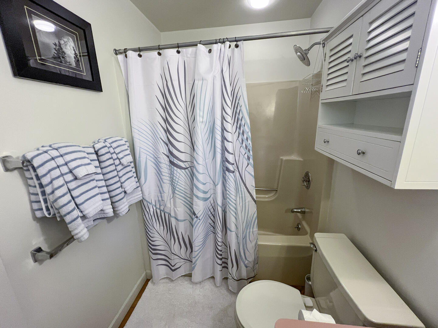 BR1 Queen En Suite with Tub Shower Combo, First Floor