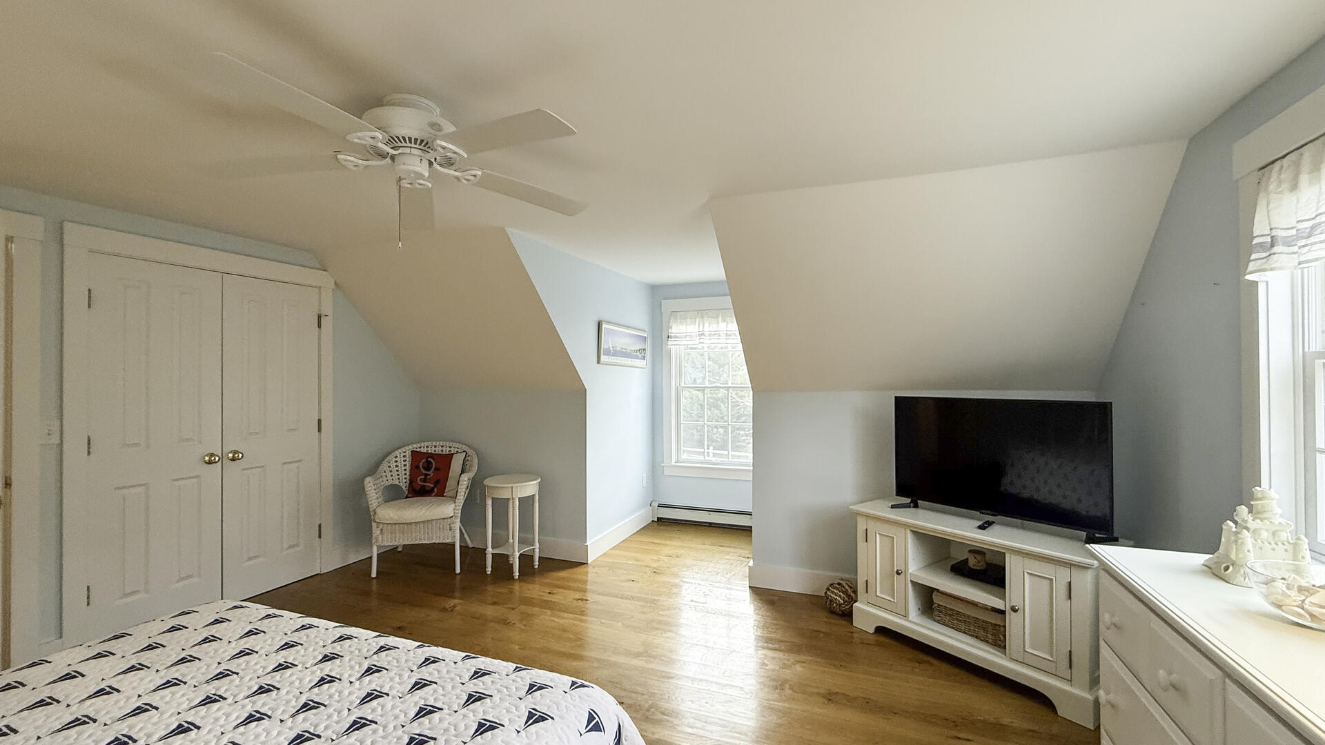 BR2 Queen, Second Floor