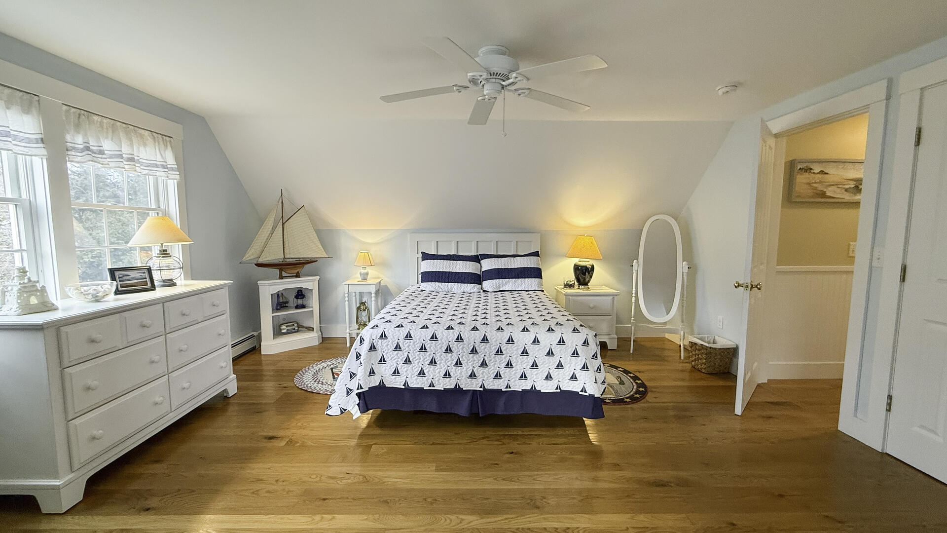 BR2 Queen, Second Floor