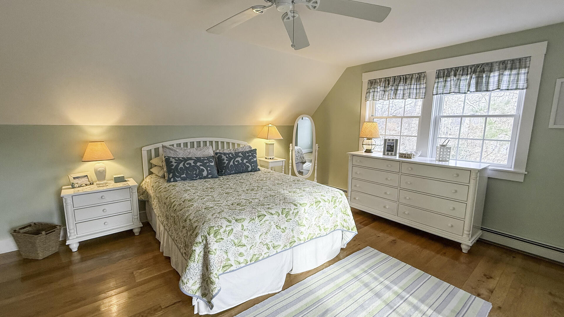 BR3 Queen, Second Floor