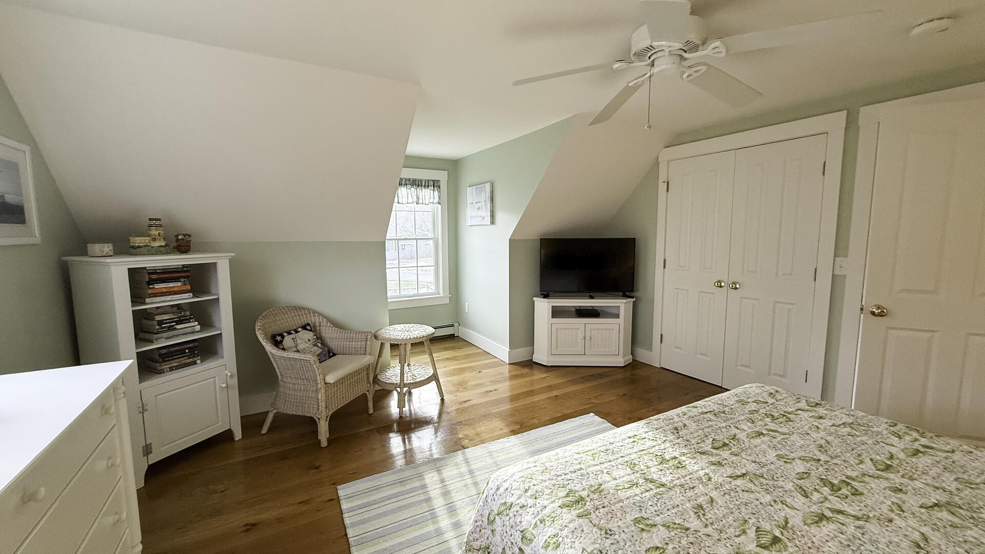 BR3 Queen, Second Floor