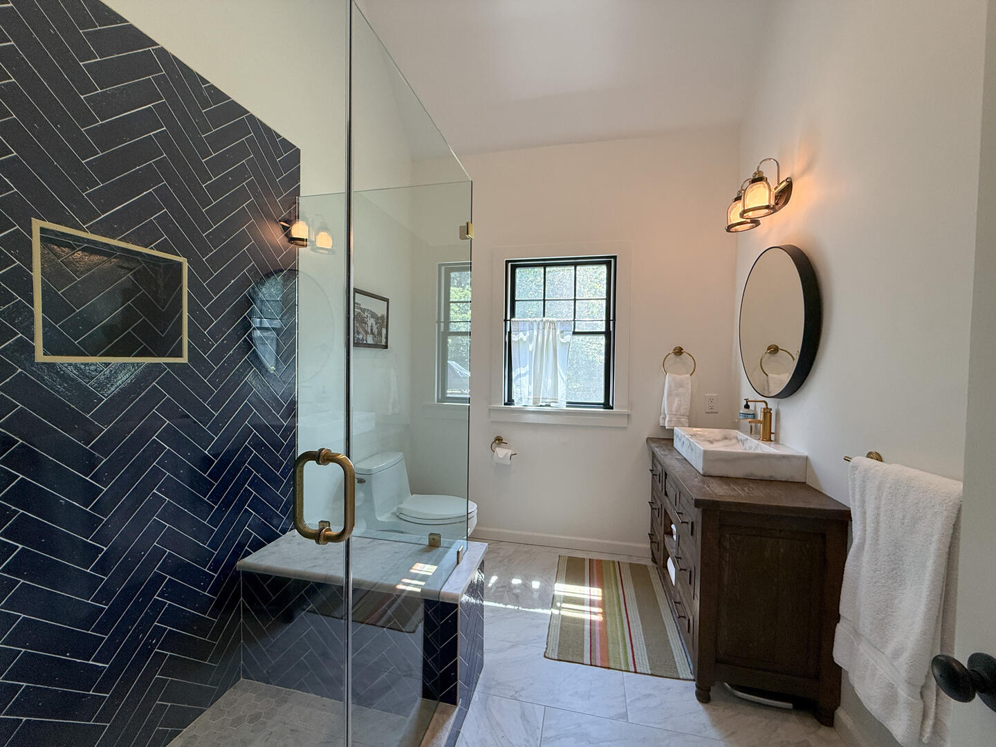 BR1 King En Suite with Shower Stall, First Floor