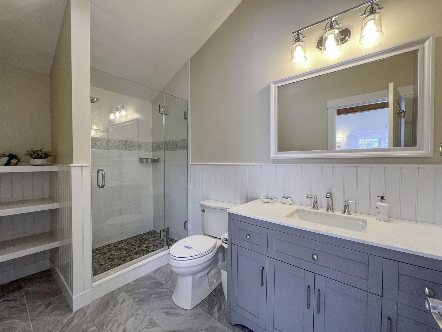 BR1 King En Suite with Shower Stall, Second Floor