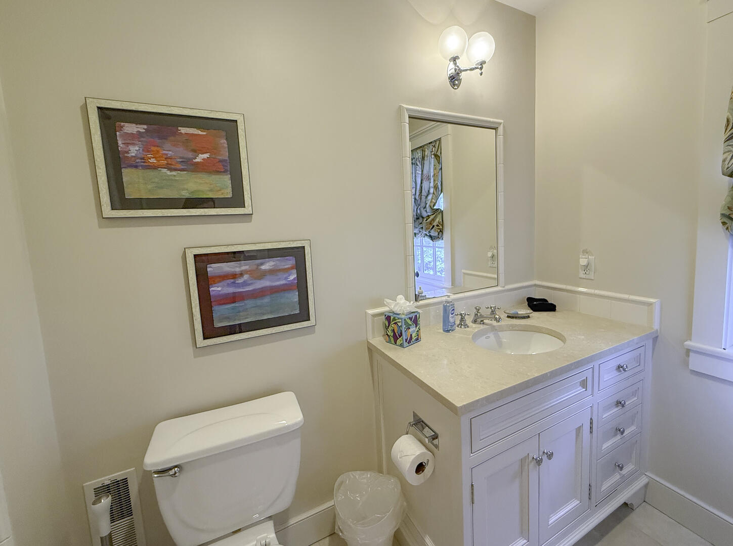 BR1 Queen En Suite with Shower Tub Combo, First Floor