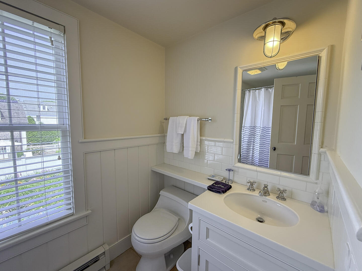 Carriage House: BR5 Queen En Suite with Shower Tub Combo, Second Floor
