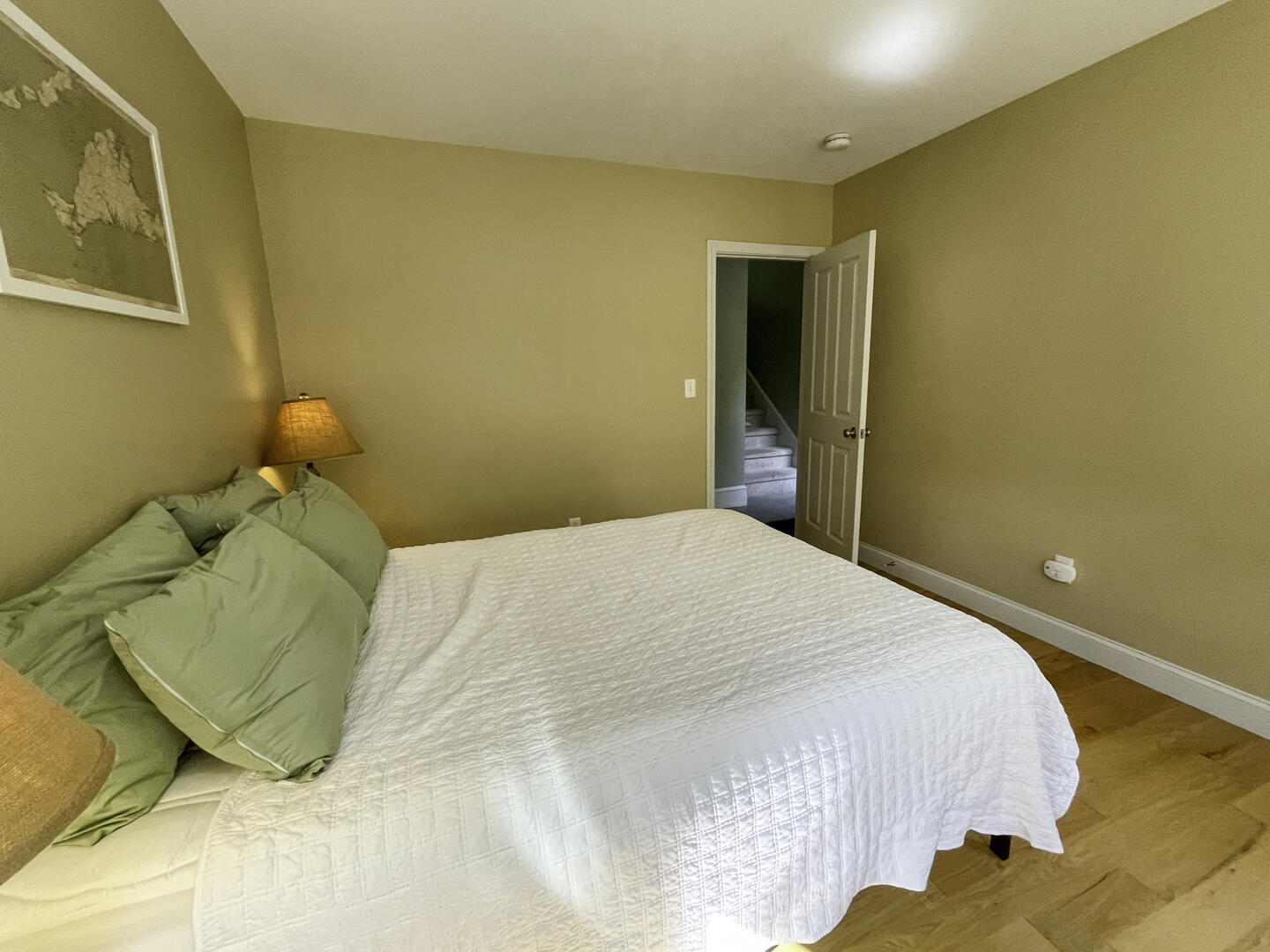 BR1 Queen, Second Floor