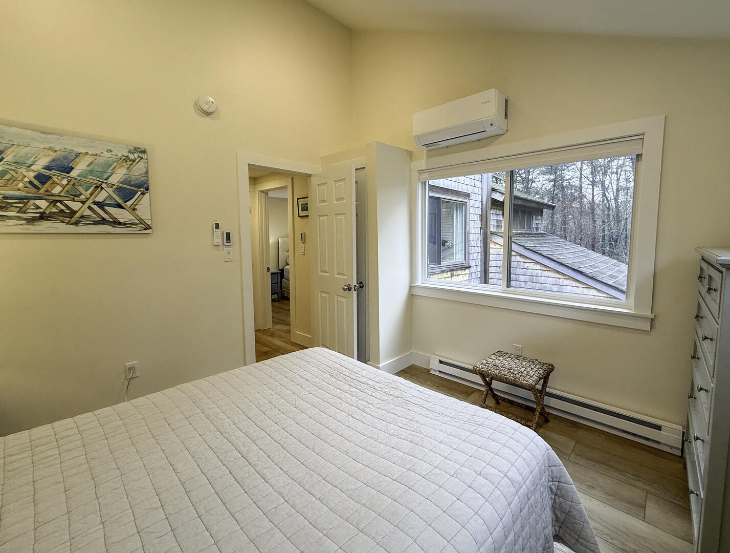 BR2 Queen, Second Floor