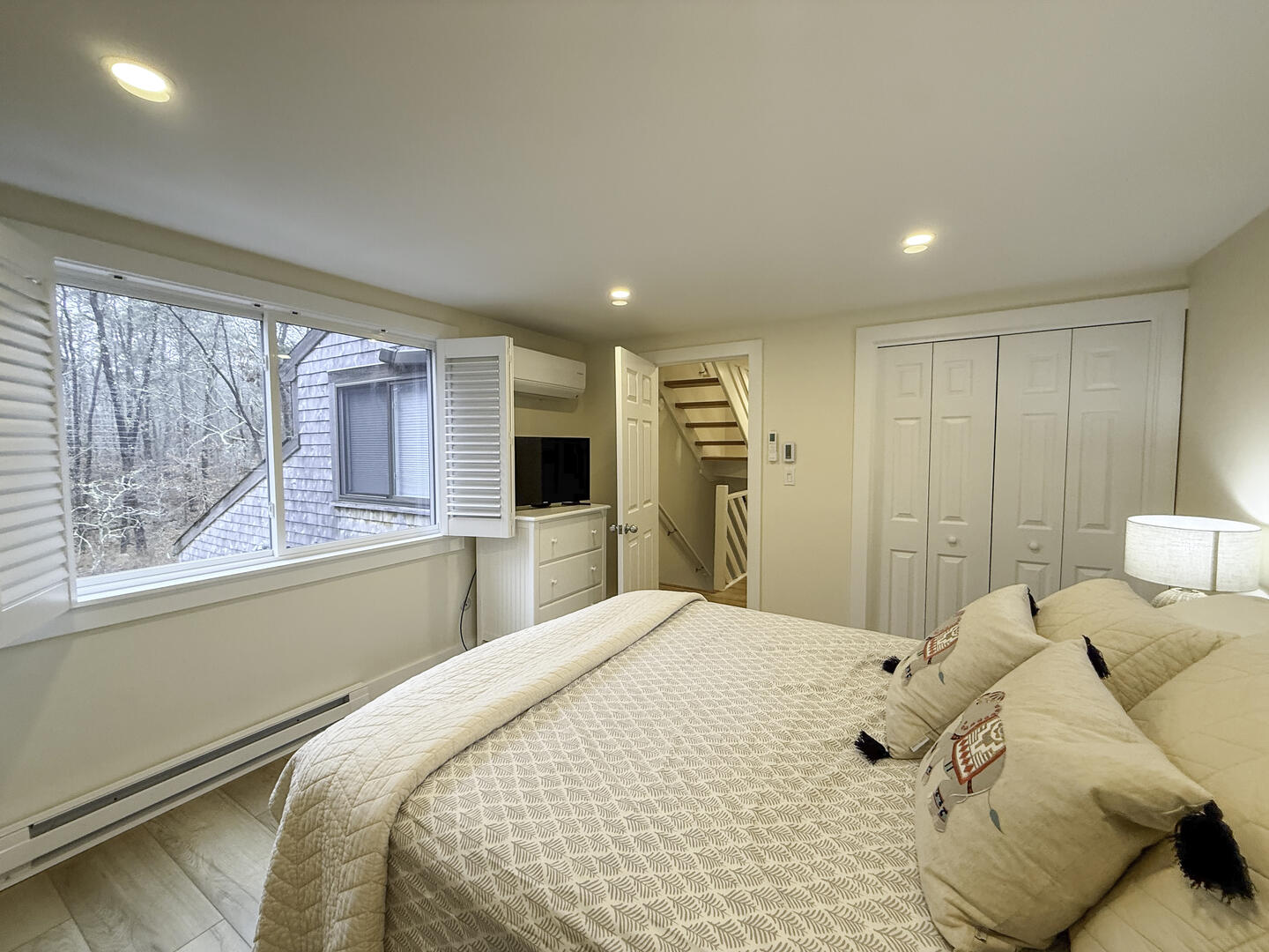 BR1 Queen, Second Floor