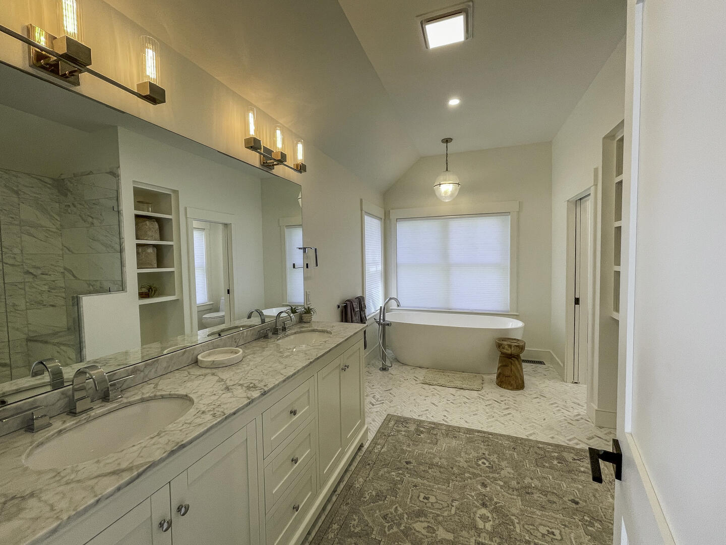 BR1 En Suite with Shower and Tub