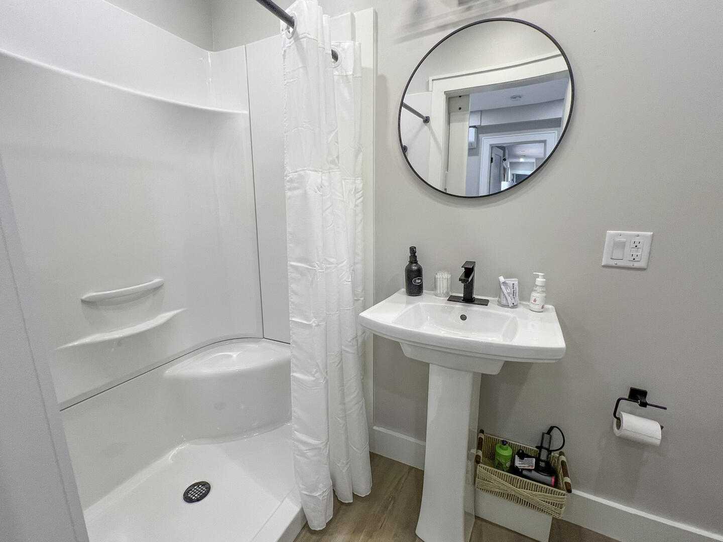 BR7 Queen En Suite with Shower Stall, Detached Apartment First Floor