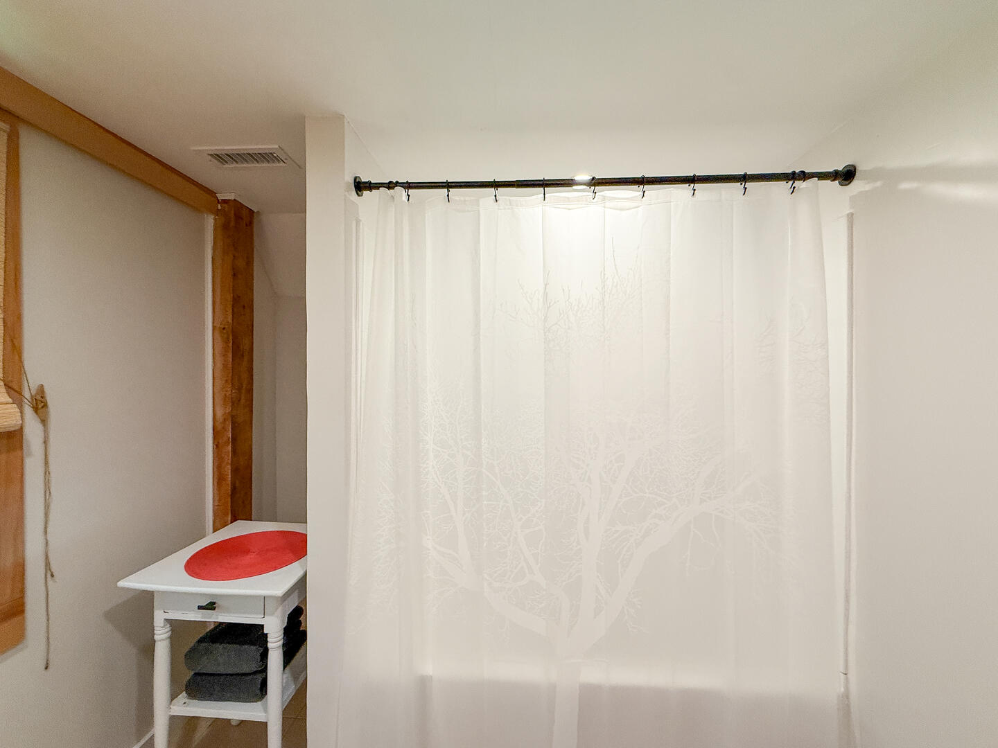 BR1 Queen En Suite with a Shower Tub Combo, Second Floor