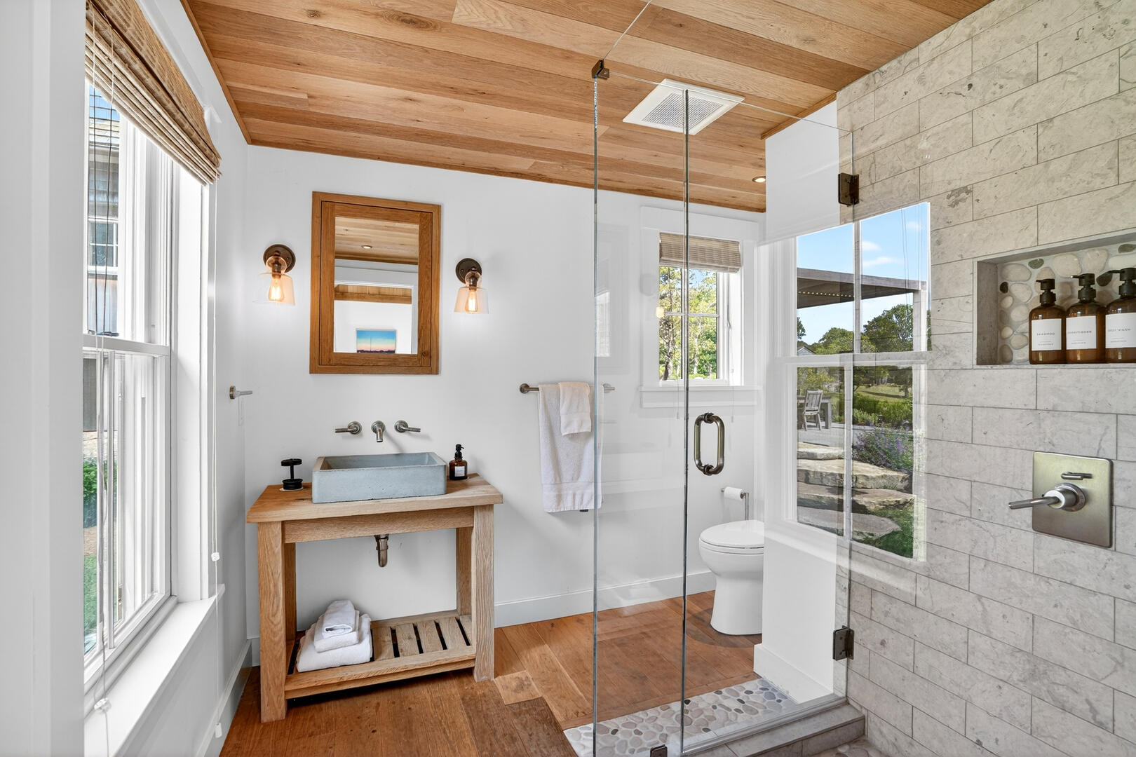 BR5 King En Suite with a Shower Stall, Guest House