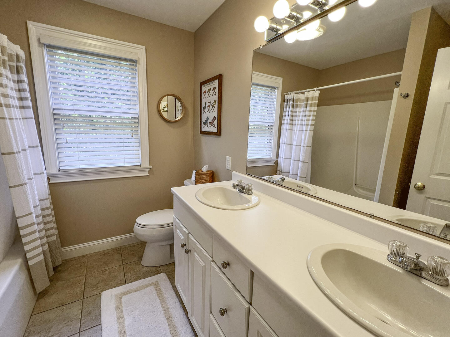Hall bath with tubshower combo (adjoining door to BR3)