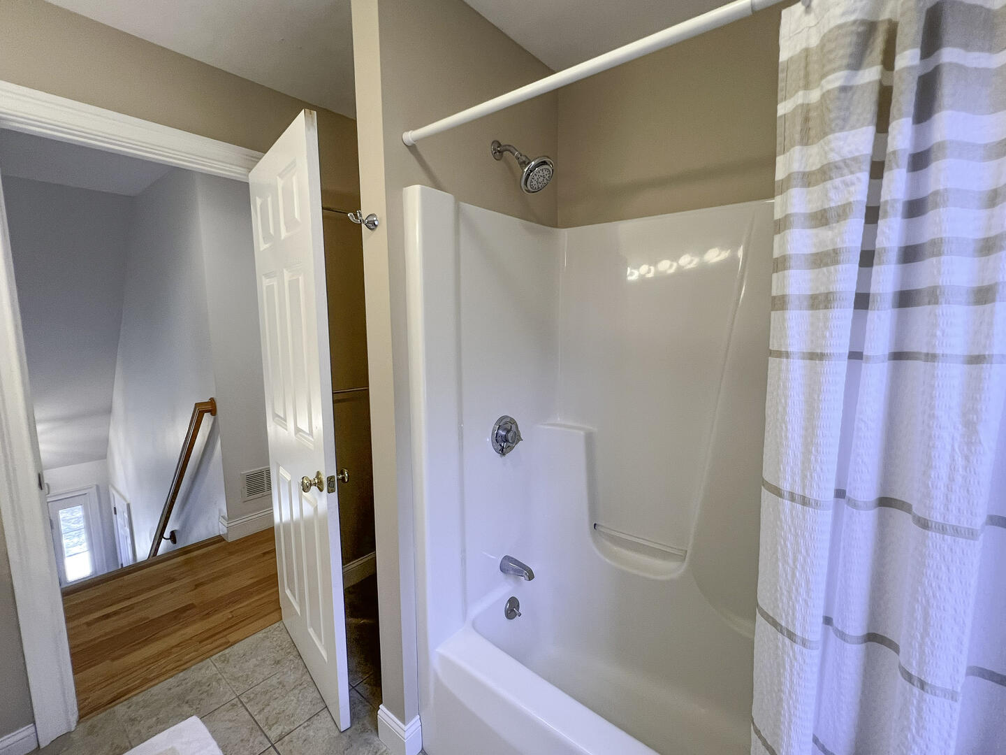 Hall bath with tubshower combo (adjoining door to BR3)
