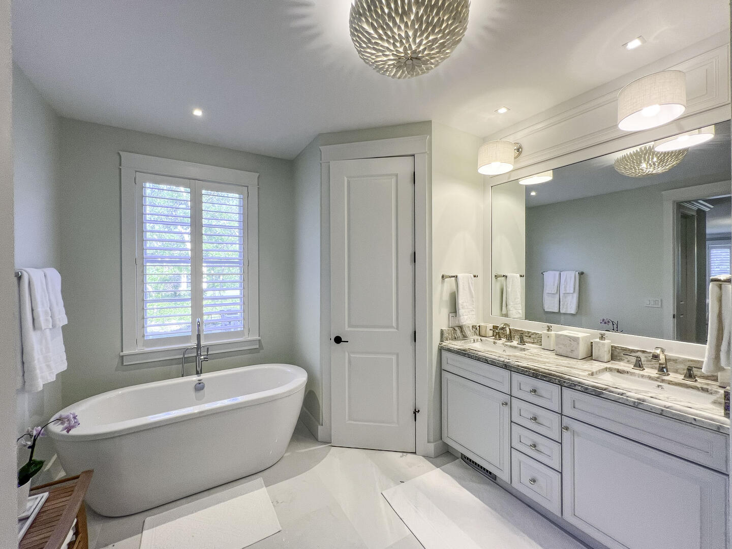 BR1 King En Suite with Shower Stall, First Floor