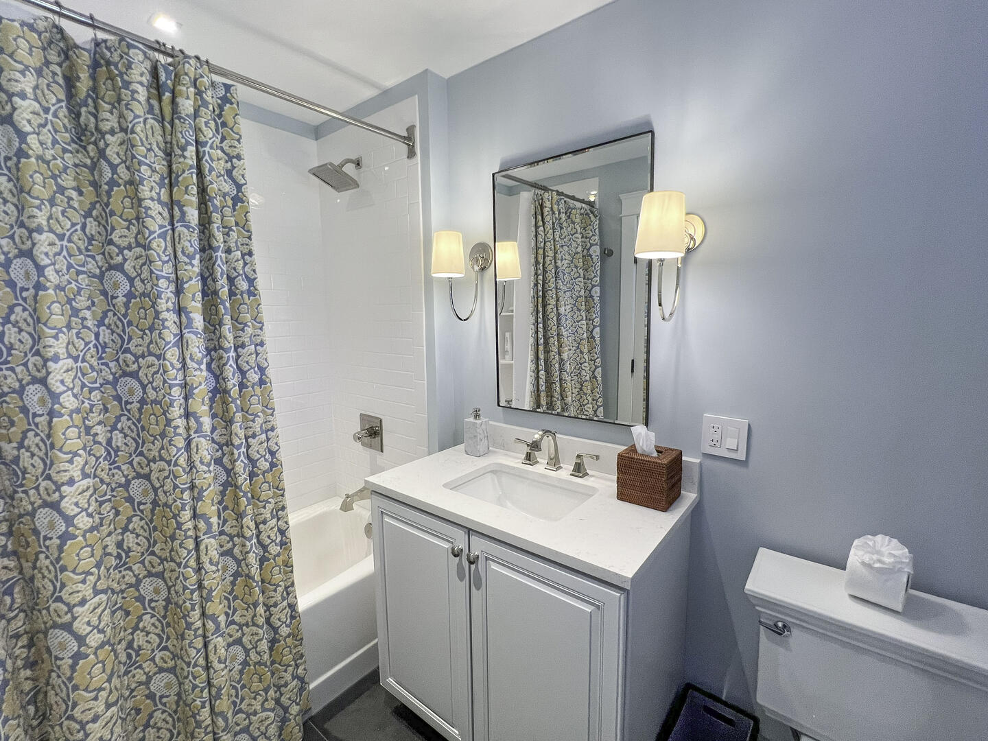 BR5 King En Suite with Tub Shower Combo, Second Floor