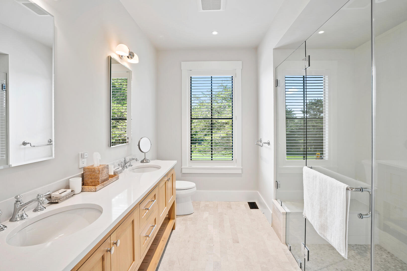 BR1 King En Suite with Shower Stall, First Floor