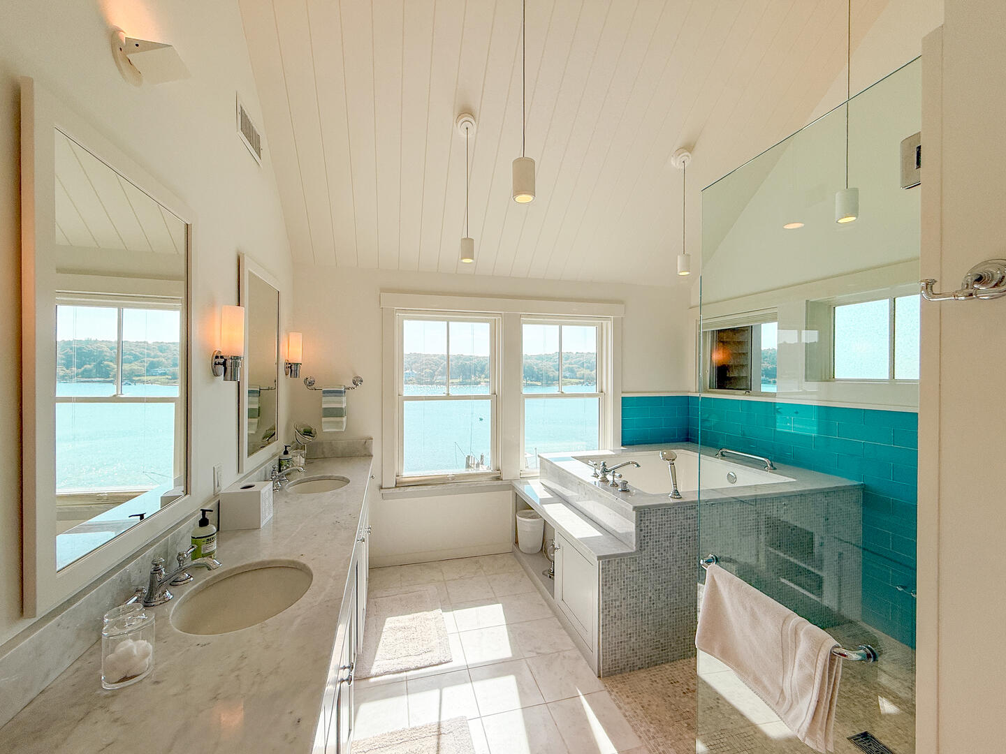 BR1 King En Suite with a Shower Stall 