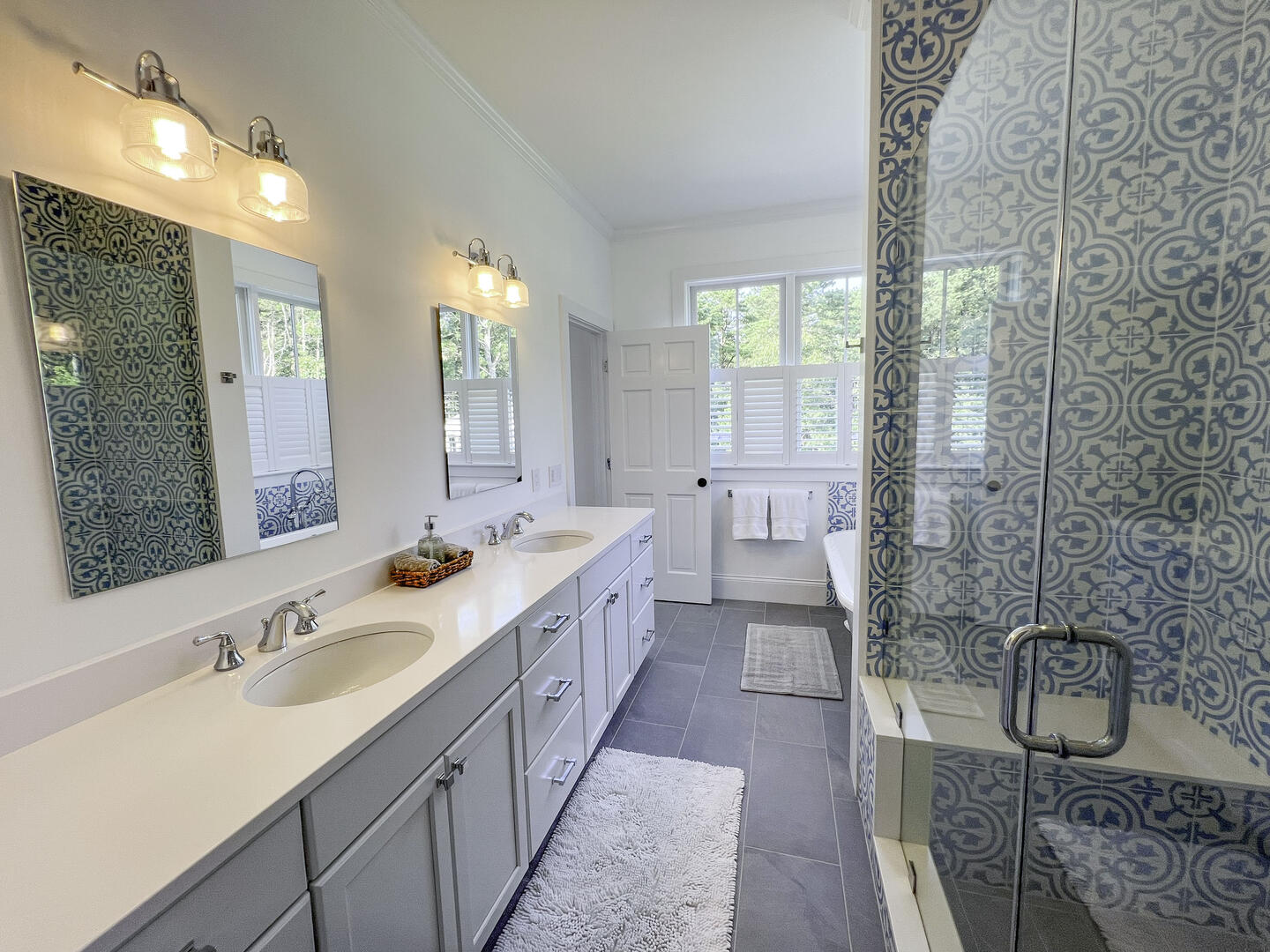 BR1 King En Suite with Shower Stall 