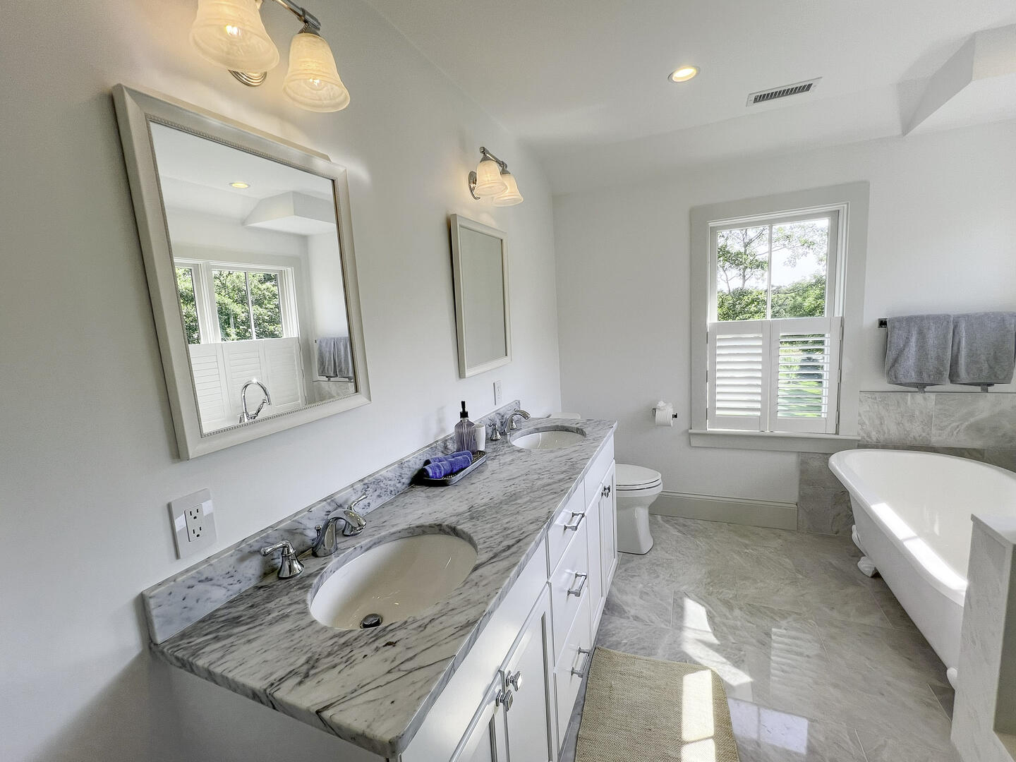 BR2 King En Suite with Shower Stall 